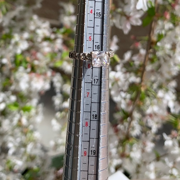 Stunning Sterling Silver Princess Cut Cubic Zirconia  Engagement Ring - Picture 3 of 12